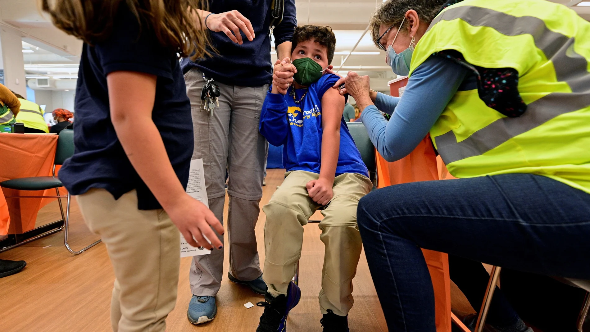Un niño recibe la vacuna en Louisville, Kentucky, Estados Unidos
