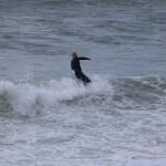 Un surfista en una playa de Barcelona