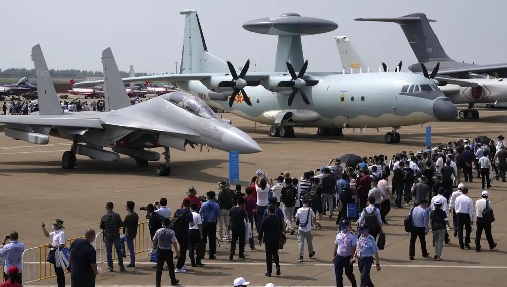 Visitantes chinos en una feria de aviación en China pasan junto a un caza J-16 como el que Pekín ha enviado al estrecho de Taiwán ante la llegada de congresistas de EEUU