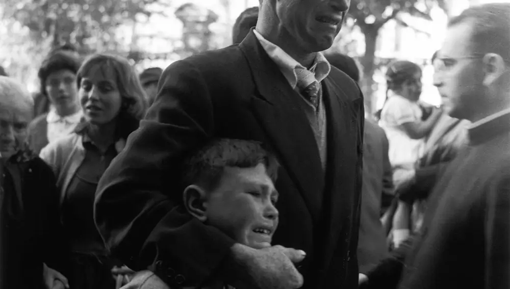 &quot;El Padre y el hijo&quot; Es la foto tomada en el Puerto de A Coruña el 27 de noviembre de 1957 y forma parte del reportaje &quot;Emigración&quot; realizado por el fotógrafo Manuel Ferrol (1923 - 2003)