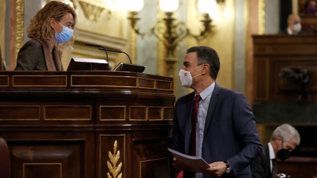 El presidente del Gobierno, Pedro Sánchez (d) y la presidenta del Congreso, Meritxell Batet (i)