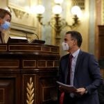 El presidente del Gobierno, Pedro Sánchez (d) y la presidenta del Congreso, Meritxell Batet (i)