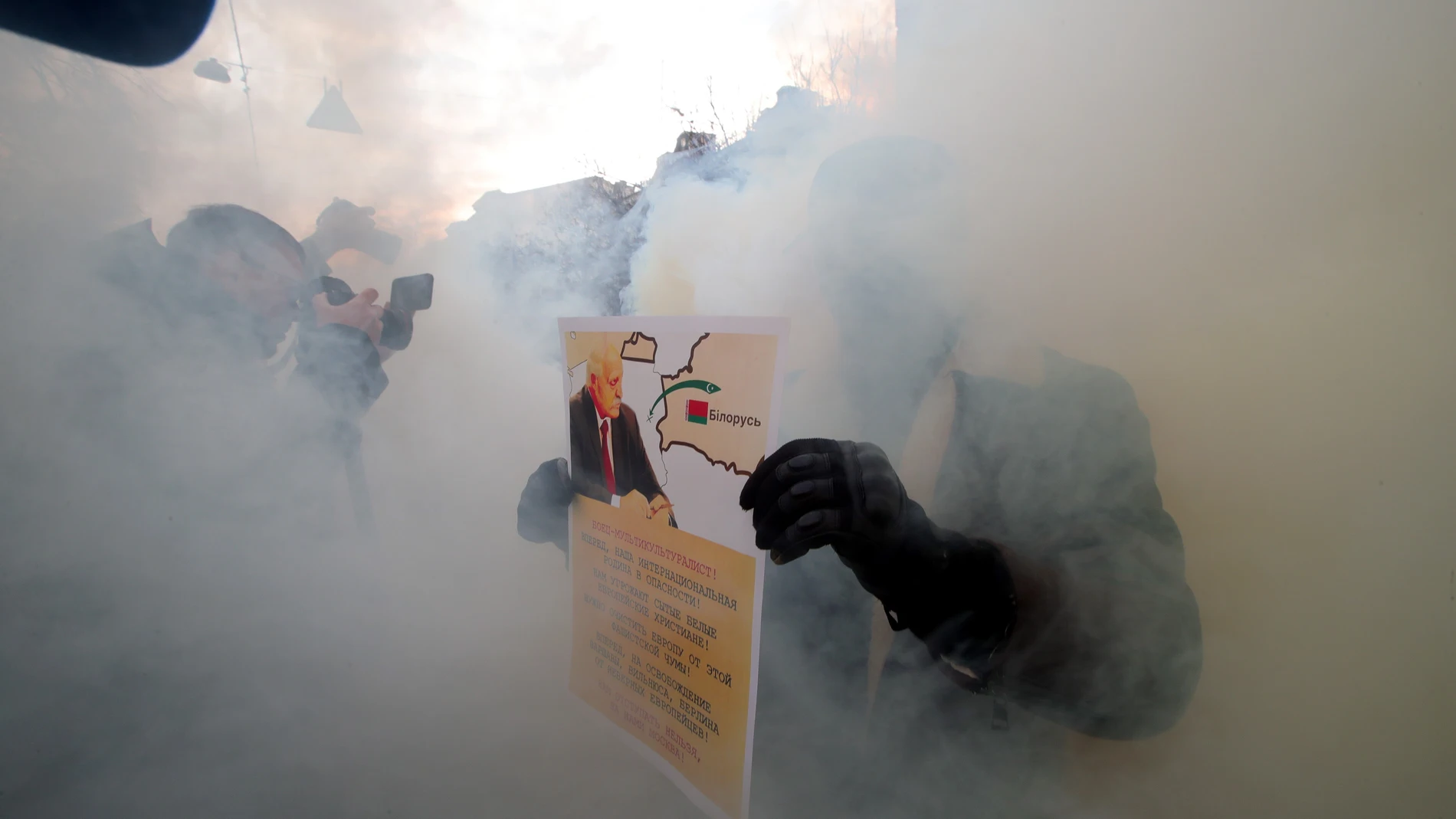 Un activista durante una protesta oontra la política de Lukashenko en la embajada de Bielorrusia en Kiev, ayer