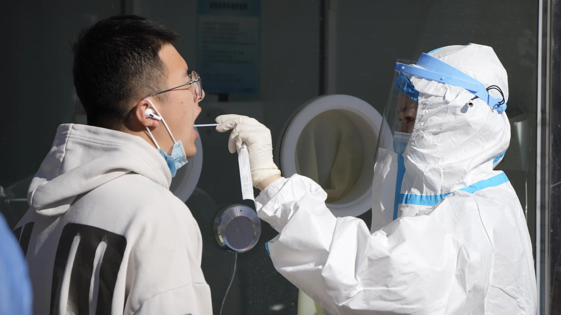 Un trabajador realiza una prueba de COVID-19 en Beijing