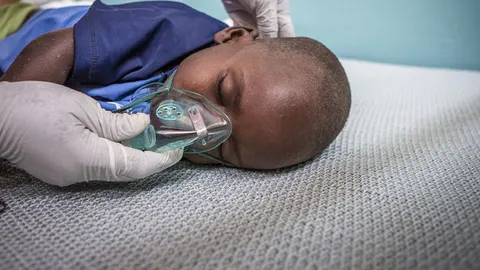 Un niño enfermo de neumonía