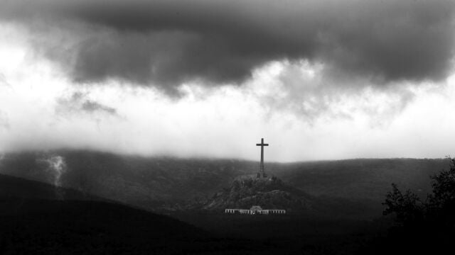 Vista panorámica a distancia del Valle de los Caídos, donde resalta la gran cruz