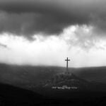 Vista panorámica a distancia del Valle de los Caídos, donde resalta la gran cruz