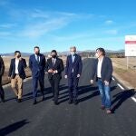 El director de Administración Local, Héctor Palencia, acompañado del presidente de la Diputación de Ávila, Carlos García González; el alcalde de Solosancho, Jesús Martin Sánchez, y el delegado territorial de la Junta en Ávila, José Francisco Hernández, visitan los trabajos de la AV-P-503 Solosancho-Baterna