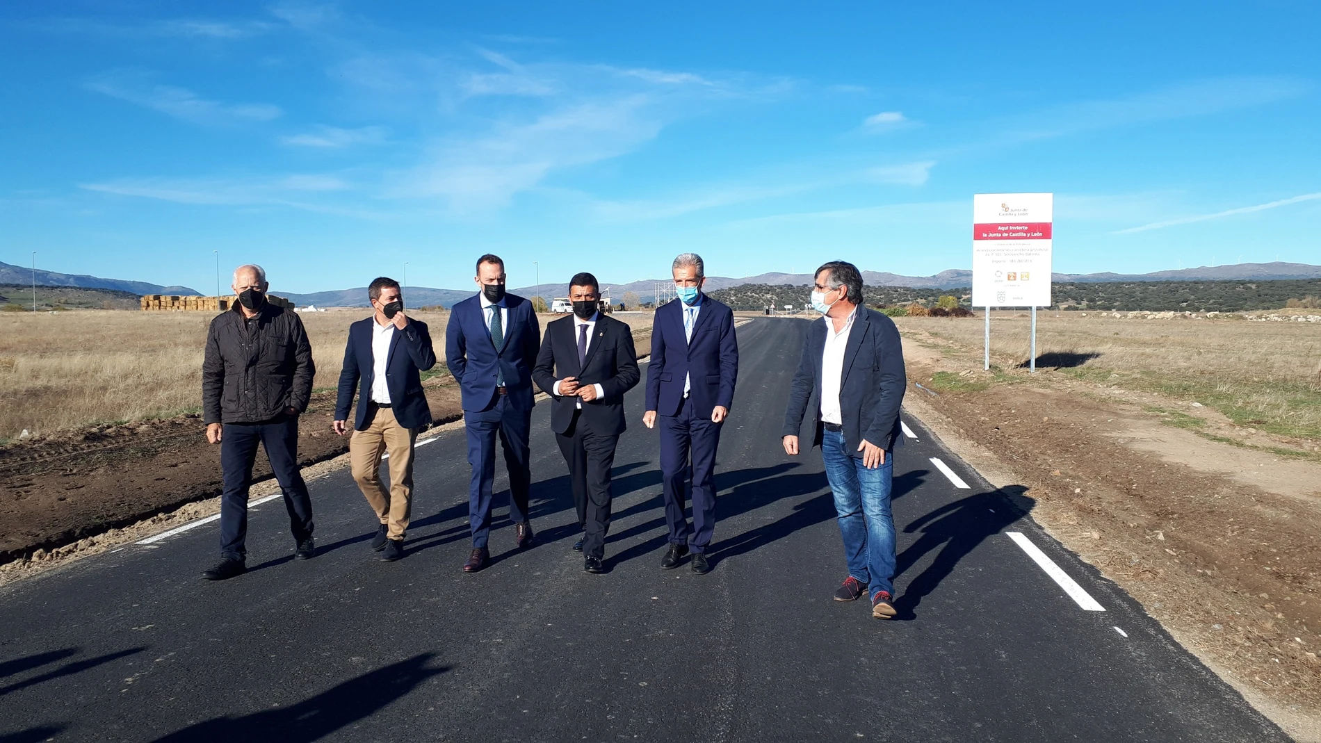 El director de Administración Local, Héctor Palencia, acompañado del presidente de la Diputación de Ávila, Carlos García González; el alcalde de Solosancho, Jesús Martin Sánchez, y el delegado territorial de la Junta en Ávila, José Francisco Hernández, visitan los trabajos de la AV-P-503 Solosancho-Baterna