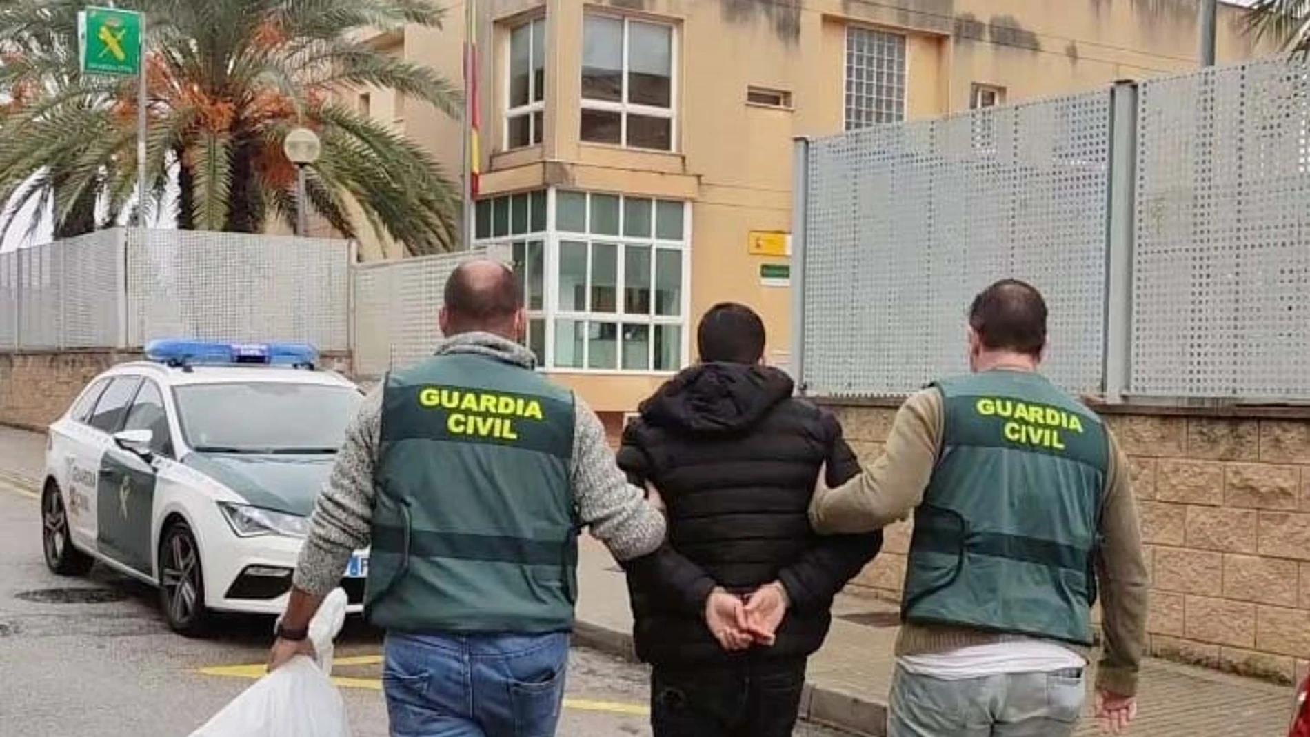 Agentes de la Guardia Civil, con el acusado de violación e investigado por numerosos casos de acoso sexual en Mallorca