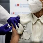 Una mujer se vacuna de la gripe y la covid-19 este en Madrid