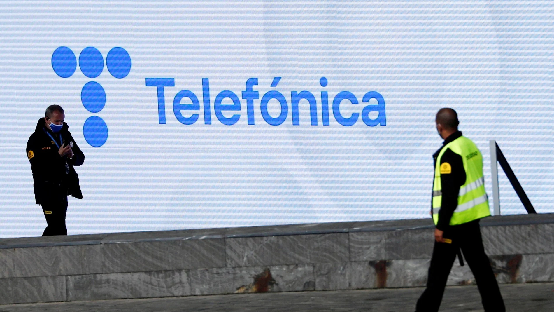 Logo de Telefónica en su sede de Madrid