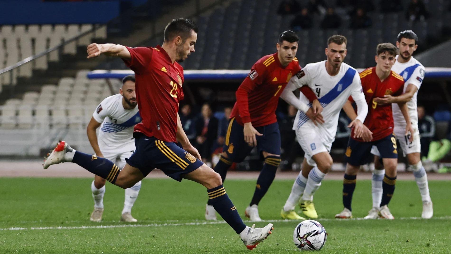 Pablo Sarabia lanza el penalti que dio la victoria a España en Atenas