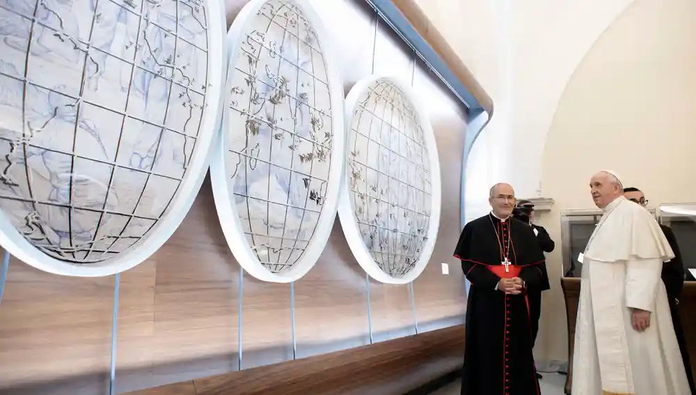 El Papa admirando una de las piezas de la muestra TUTTI UMANITÀ IN CAMMINO. Imagen Vatican Media