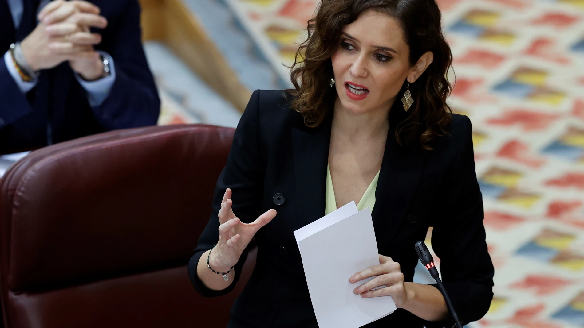 La presidenta de la Comunidad de Madrid, Isabel Díaz Ayuso, durante su intervención en el pleno de la Asamblea