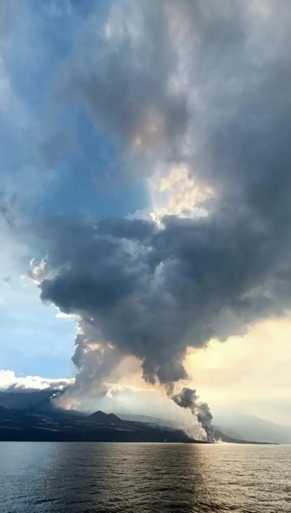 Cruce de la columna de humo de la nueva fajana creada en la playa de Los Guirres con la del volcán