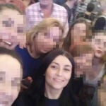 La hija del concejal, Alba Ardines (de negro) y la mujer de éste, Nuria Blanco (con bufanda naranja)