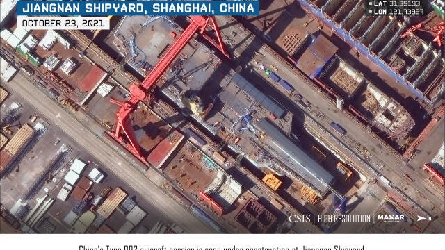 El tercer portaaviones chino en un astillero de Shangai
