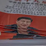 Vista del los periódicos chinos con la foto del presidente del país Xi Jinping en un kiosko de Pekín, China este viernes.