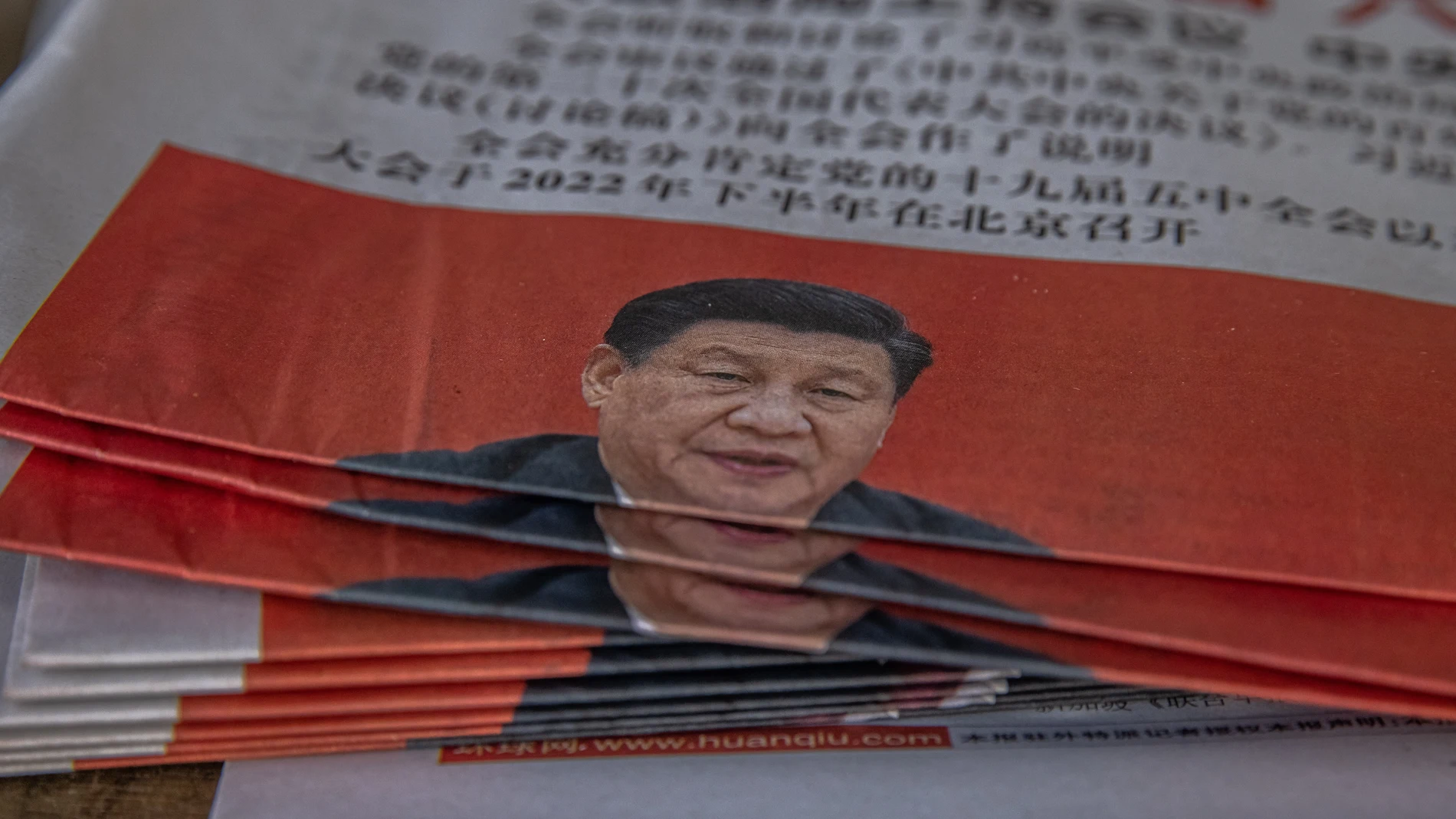 Vista del los periódicos chinos con la foto del presidente del país Xi Jinping en un kiosko de Pekín, China este viernes.