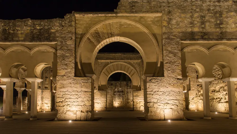 Gracias a la iluminación instalada en Medina Azahara, la «Ciudad Brillante» inauguró visitas nocturnas guiadas