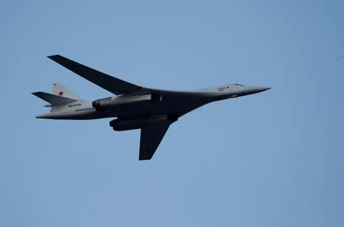 El bombardero “cisne blanco” Tu-160 con capacidad nuclear que Rusia ha enviado a la frontera entre Polonia y Bielorrusia