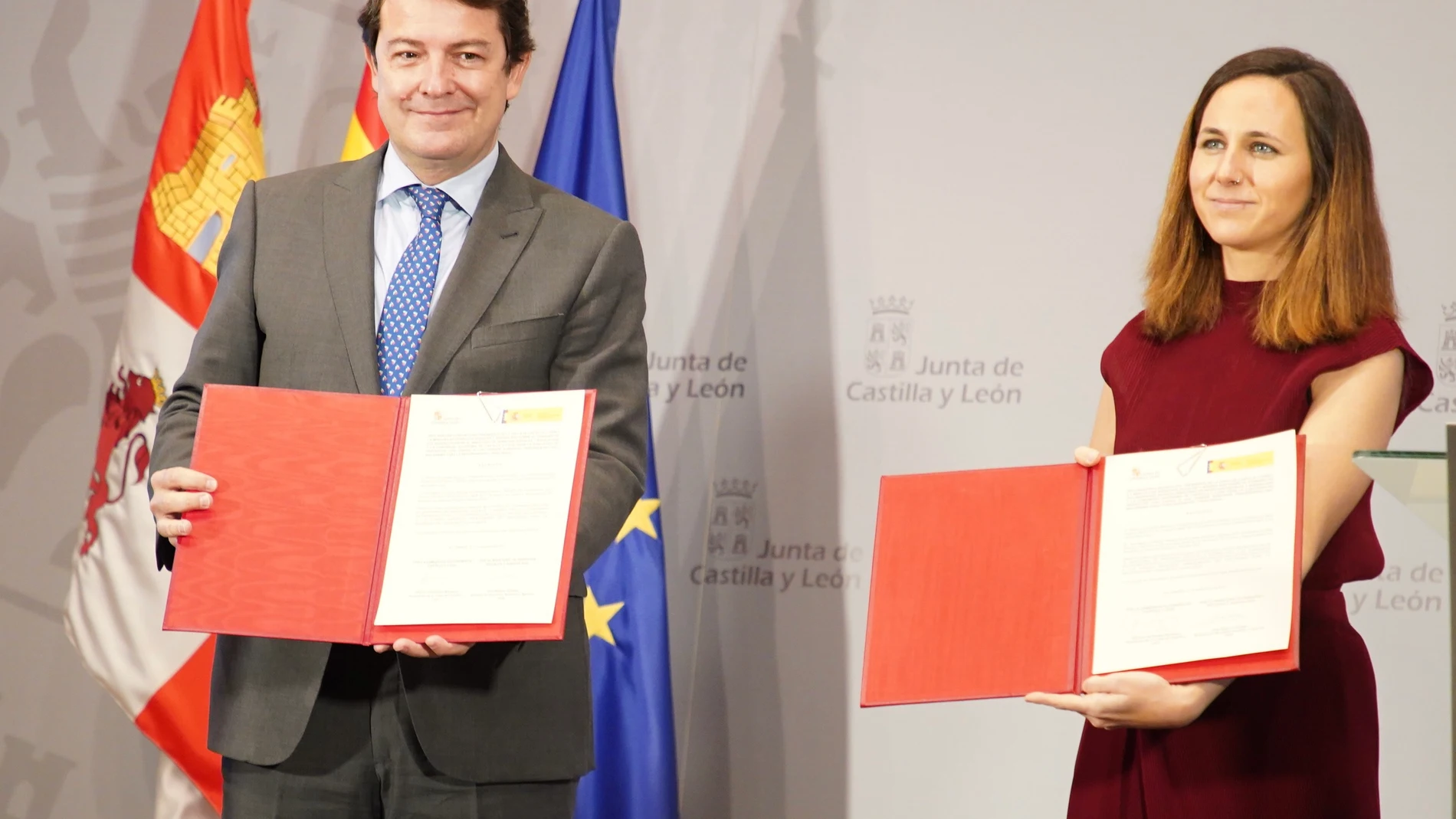 El presidente de Castilla y León, Alfonso Fernández Mañueco; y la ministra de Derechos Sociales, Ione Belarra, con el acuerdo suscrito