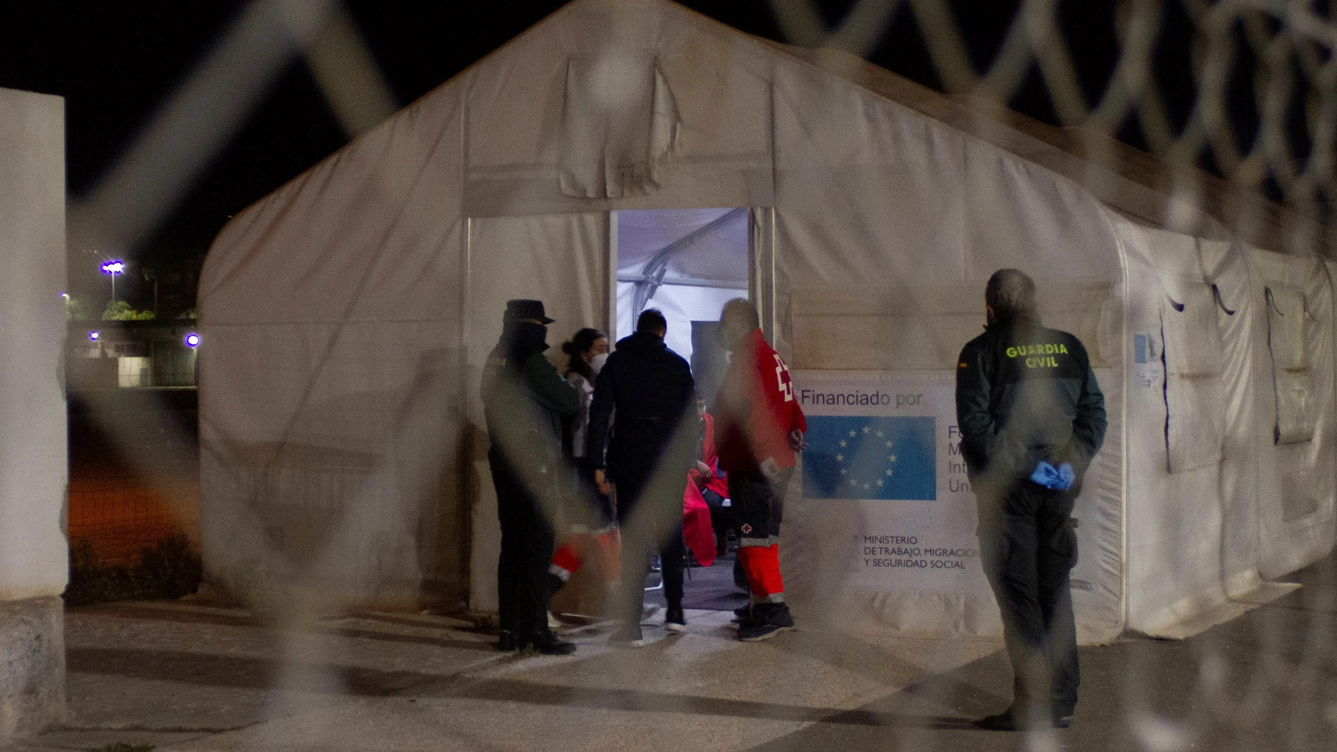 La Guardia Civil intercepta dos pateras con 19 personas a bordo en aguas de la Región, todos en buen estado
