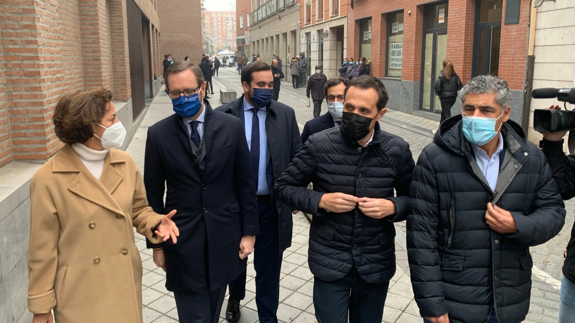 El portavoz del Grupo Popular en el Senado, Javier Maroto (segundo por la izquierda), junto al presidente del PP de Valladolid, Conrado Íscar (segundo por la derecha) y los parlamentarios por Valladolid