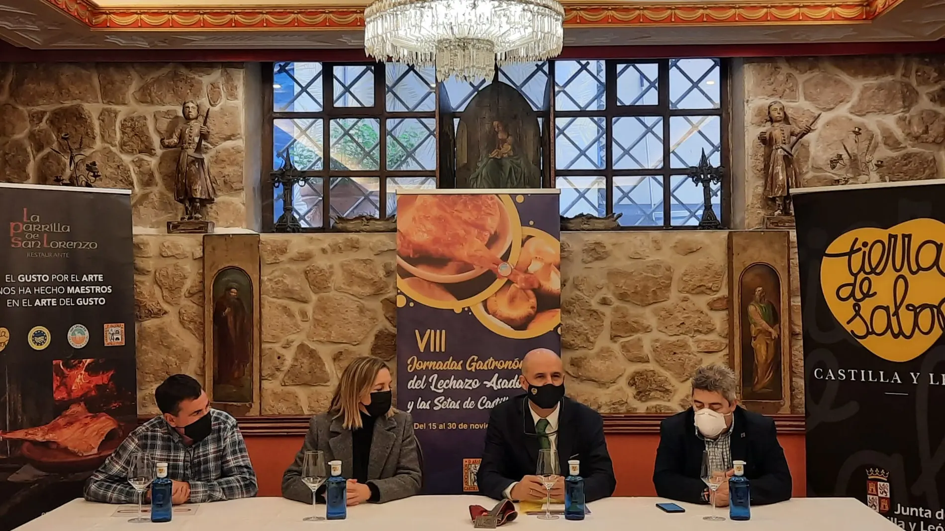 El viceconsejero de Desarrollo Rural y director general del Itacyl, Jorge Llorente, y la directora general de Turismo, Estrella Torrecilla, junto al presidente de la Asociación de Asadores de Lechazo de Castilla y León, Luis Miguel Rodríguez, presentan las jornadas