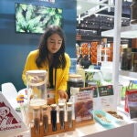 na empleada del estand de Colombia prepara café para los visitantes en la IV Exposición Internacional de Importaciones de China (CIIE), que se celebra en la municipalidad oriental de Shanghai, el 5 de noviembre de 2021