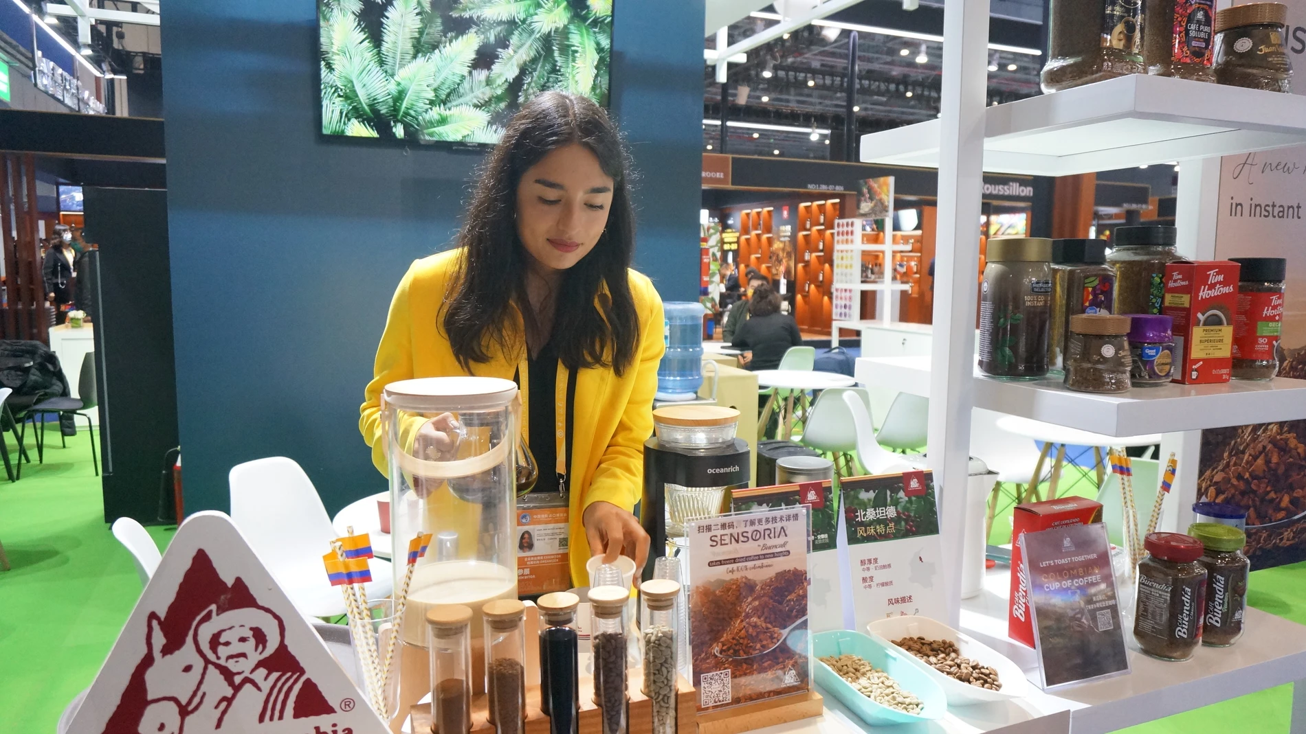 na empleada del estand de Colombia prepara café para los visitantes en la IV Exposición Internacional de Importaciones de China (CIIE), que se celebra en la municipalidad oriental de Shanghai, el 5 de noviembre de 2021