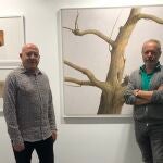 El artista Enrique Reche y el galerista Ángel Almeida con algunas de las obras de la exposición
