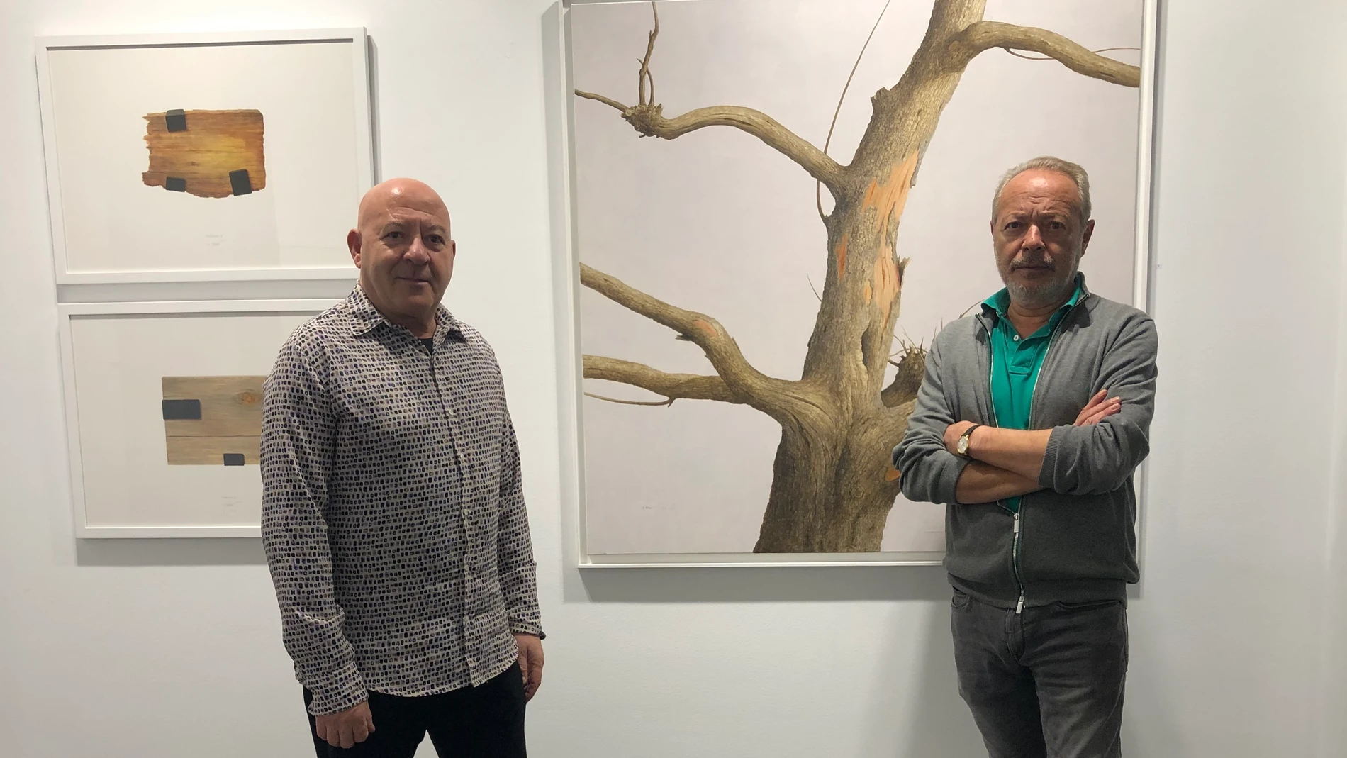 El artista Enrique Reche y el galerista Ángel Almeida con algunas de las obras de la exposición