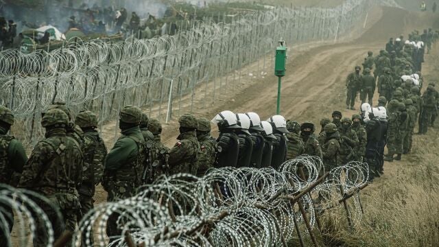 Soldados polacos en la frontera con Bielorrusia