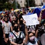 Miles de personas participan hoy en la Marcha del Orgullo en apoyo a la comunidad LGTBI del país, por las calles de Santiago (Chile).