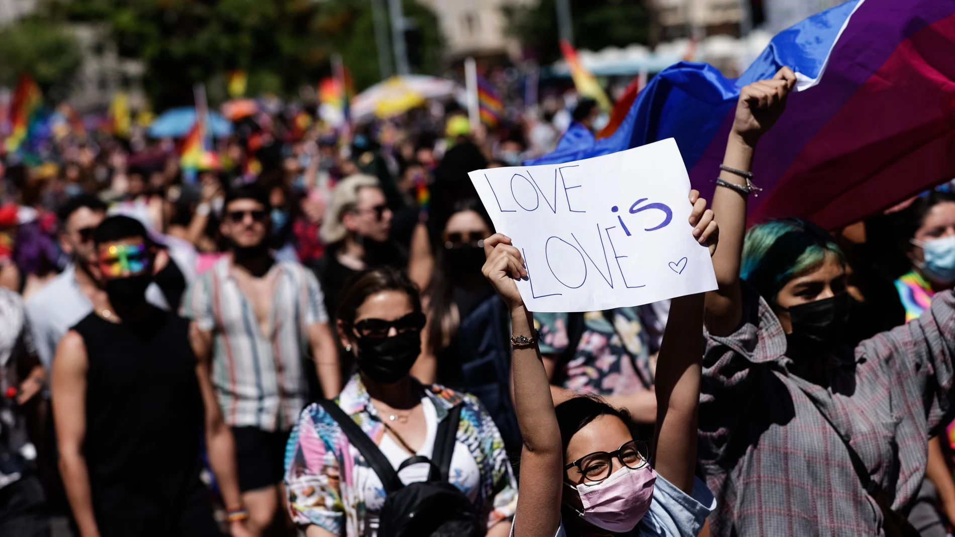 Miles de personas participan hoy en la Marcha del Orgullo en apoyo a la comunidad LGTBI del país, por las calles de Santiago (Chile).