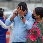 Familiares de presos esperan hoy información sobre sus seres queridos, en las afueras de la penitenciaría de Guayaquil (Ecuador).