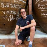 Adrien Brody, junto a su firma en el Mesón Cuevas del Vino