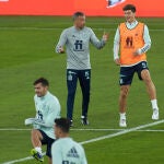 Luis Enrique da instrucciones a Pau Torres durante el entrenamiento en La Cartuja