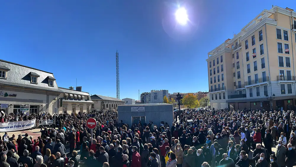 La Mesa del Ferrocarril de Ávila celebró la primera de las manifestaciones convocadas para reivindicar el servicio ferroviario en la provincia. En la foto, manifestación al final de su recorrido desde la Subdelegación del Gobierno y la estación de trenes