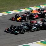 El británico Lewis Hamilton (delante) de Mercedes y el holandés Max Verstappen (atrás) de Red Bull