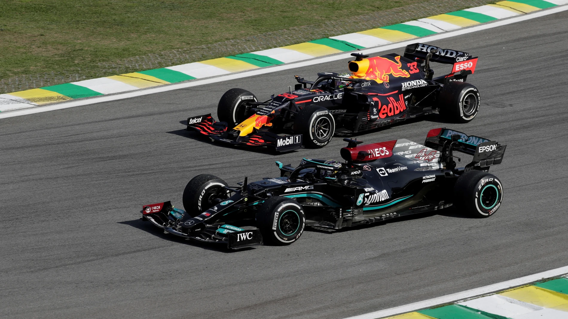 El británico Lewis Hamilton (delante) de Mercedes y el holandés Max Verstappen (atrás) de Red Bull