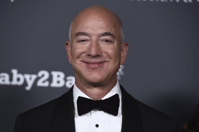 Jeff Bezos sonríe en la Gala "Baby2Baby", en el Pacific Design Center. Sábado 13 de noviembre de 2021. West Hollywood, California. Foto de Jordan Strauss / Invision / AP