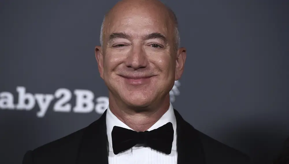 Jeff Bezos sonríe en la Gala &quot;Baby2Baby&quot;, en el Pacific Design Center. Sábado 13 de noviembre de 2021. West Hollywood, California. Foto de Jordan Strauss / Invision / AP