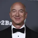 Jeff Bezos sonríe en la Gala &quot;Baby2Baby&quot;, en el Pacific Design Center. Sábado 13 de noviembre de 2021. West Hollywood, California. Foto de Jordan Strauss / Invision / AP