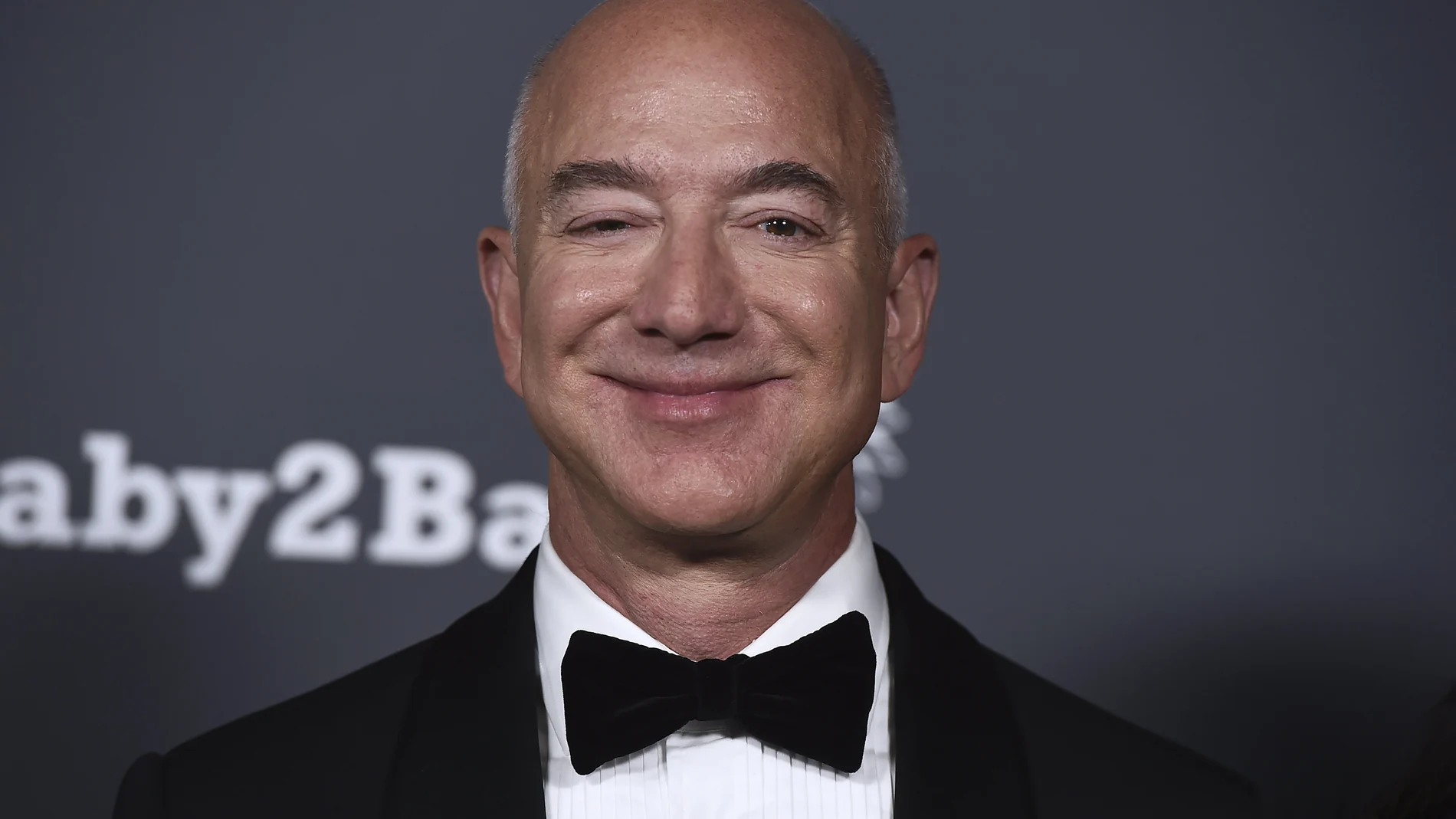 Jeff Bezos sonríe en la Gala "Baby2Baby", en el Pacific Design Center. Sábado 13 de noviembre de 2021. West Hollywood, California. Foto de Jordan Strauss / Invision / AP