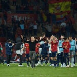 Luis Enrique y sus jugadores celebran la clasificación para el Mundial de Qatar
