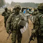 Soldados polacos en la frontera con Bielorrusia desplegados para frenar la llegada de migrantes enviados por Bielorrusia