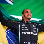 Lewis Hamilton celebró su triunfo con una bandera de Brasil en homenaje a Ayrton Senna.